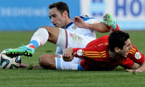 SỐC: Nga mất thủ quân trước thềm World Cup Shirokov (áo trắng) là mắt xích quan trọng nhất ở tuyến giữa tuyển Nga.