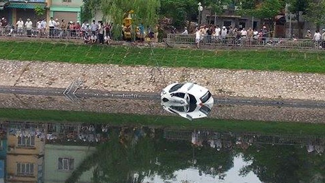 Taxi húc tung lan can bay xuống sông Tô Lịch Chiếc taxi húc bay lan can lao xuống sông Tô Lịch.