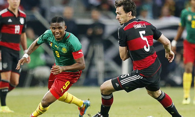 Đội tuyển Cameroon: Bầy sư tử lại bị khuất phục? Samuel Etoo (Cameroon) cố gắng vượt qua Mats Hummels (Đức).