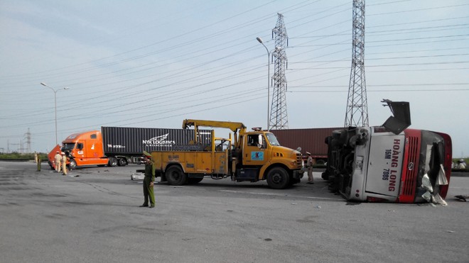 Xe container hất tung xe khách, hàng chục người bị thương Hiện trường vụ tai nạn.