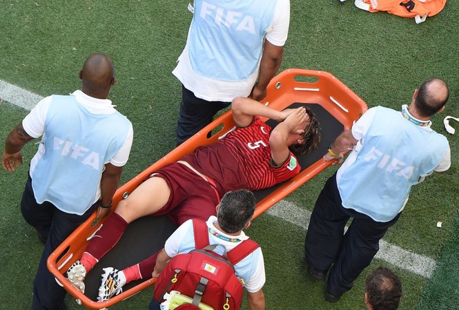 Một trận thua thảm, Bồ Đào Nha thiệt đơn thiệt kép Coentrao đau đớn rời sân