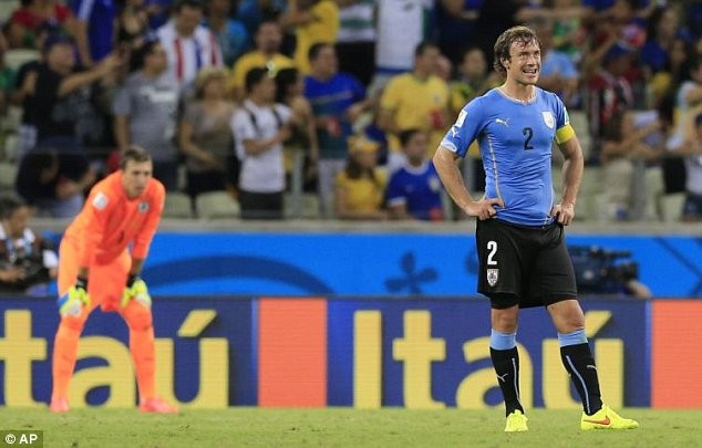 Thủ quân chấn thương, Uruguay như 'rắn mất đầu' ở trận gặp Anh Diego Lugano nghỉ hết vòng bảng vì chấn thương