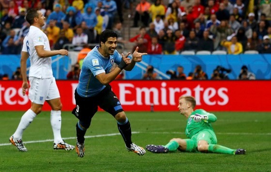 Thu nhập của Suarez sắp bị 'cắn' vì vụ 'cẩu xực' Tài năng của Suarez đang dần bị che lấp bởi những hành vi xấu - Ảnh: Reuters