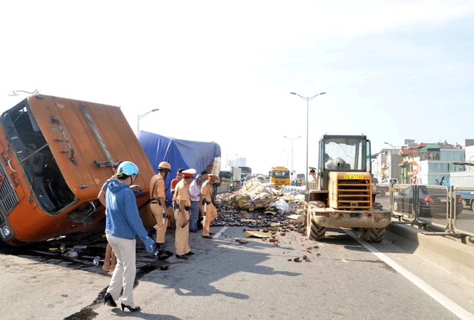 Xe đầu kéo lật nhào vung Hiện trường vụ tai nạn. Ảnh: Thanh Hà.
