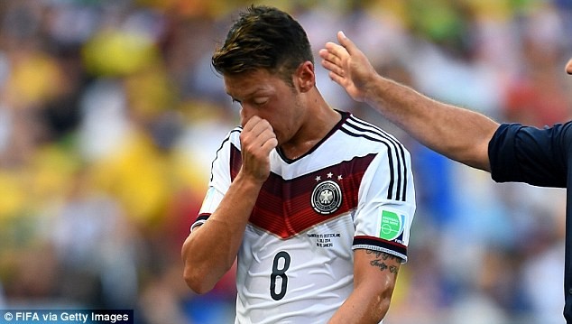 Đức thắng đậm, Ozil vẫn bị chỉ trích dữ dội Ozil không có phong độ tốt trong thời gian gần đây