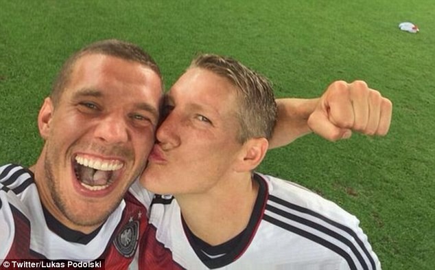 Schweinsteiger 'tình tứ' hôn... Podolski sau khi Đức lên ngôi Ảnh 'tự sướng' của Schweinsteiger và Podolski.