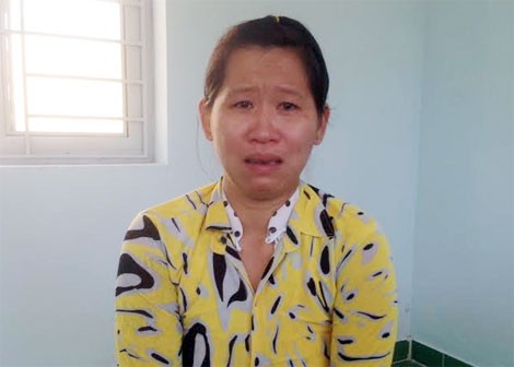 Mua 'bùa tàng hình' rồi đi... cướp tiệm vàng Bị can Lê Thị Cương khóc nức nở khi trình bày lại sự việc.