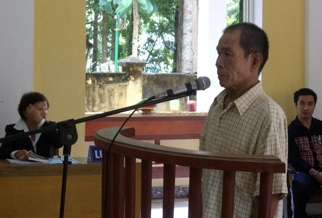 Cụ ông 70 tuổi kéo bé gái vào nhà tắm hiếp dâm Bị cáo Thanh tại phiên tòa xét xử.