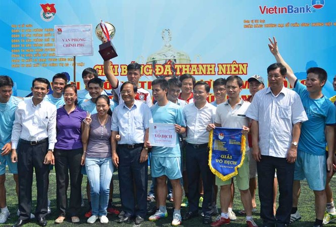 Sôi động giải bóng đá thanh niên bốn Văn phòng Trung ương mở rộng Giải nhất thuộc về đội bóng Văn phòng Chính phủ. Ảnh: Thanh Hà.