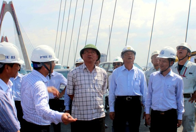 Bộ trưởng Đinh La Thăng nói về văn hóa giao thông Hà Nội Bộ trưởng GTVT Đinh La Thăng kiểm tra cầu Nhật Tân.