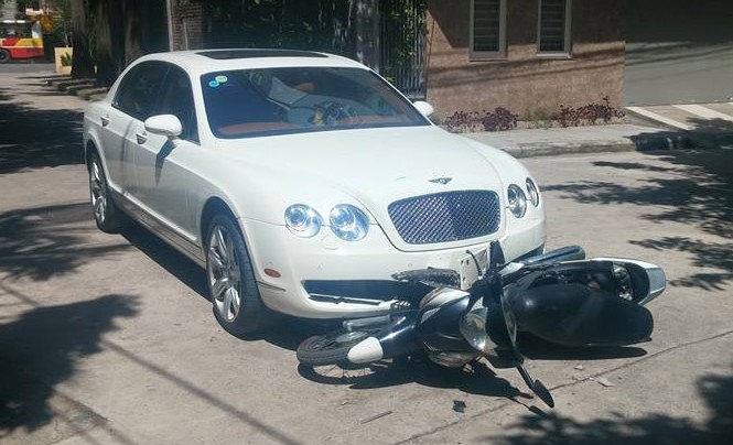 Xế hộp tiền tỷ Bentley kéo lê xe máy trên phố Hiện trường vụ việc. Ảnh Otofun.