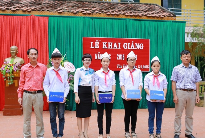 Tặng 2 vạn cuốn vở cho các trường THCS dịp khai giảng Tặng 2 vạn cuốn vở cho các trường THCS dịp khai giảng