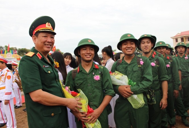 Tướng quân đội động viên tân binh lên đường nhập ngũ Thiếu tướng Huỳnh Chiến Thắng, Chính ủy Quân Khu 9, động viên tân binh lên đường nhập ngũ.