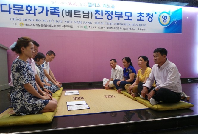 Bố mẹ cô dâu Việt họp mặt tại Hàn Quốc Các cặp vợ chồng Việt-Hàn và bố mẹ hai bên ký cam kết xây dựng hạnh phúc bền lâu.