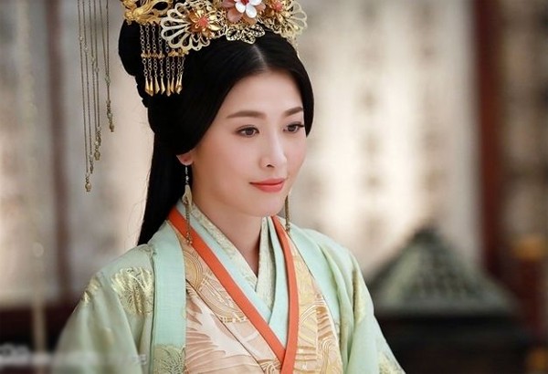 'Đá' bồ cũ được 1 tuần, mỹ nhân TVB hẹn hò trùm dầu khí Lệ Kỳ, gương mặt sáng giá của điện ảnh Hong Kong.
