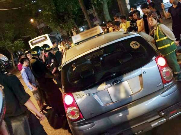Đâm đổ xe máy, tài xế lái taxi bỏ chạy bạt mạng trên phố Chiếc xe taxi bị chặn lại. Ảnh: Duy Sơn/otofun.