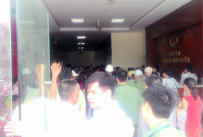 Báo cháy nhầm, dân Linh Đàm chen nhau chạy thoát thân Nhiều người dân thoát xuống sảnh tầng 1 sau khi nghe tiếng chuông báo động.