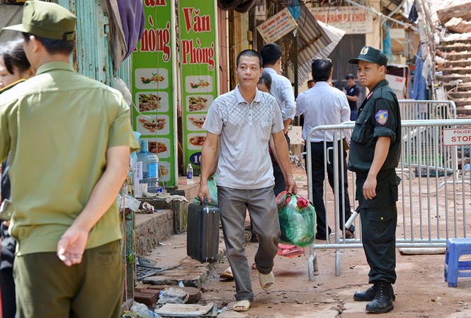 Nạn nhân biệt thự Pháp đổ sập được về lấy đồ đạc Nạn nhân biệt thự Pháp đổ sập được về lấy đồ đạc