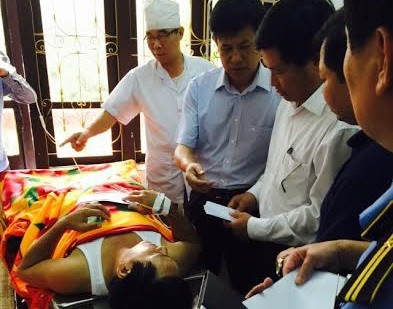 Danh tính 9 nạn nhân vụ tai nạn trên cao tốc Nội Bài – Lào Cai Lãnh đạo các sở ban ngành đến thăm hỏi người bị thương. Ảnh: VEC O&M cung cấp.