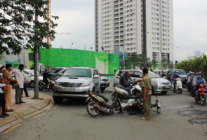 Xe máy gẫy đôi sau cú tông lúc sáng sớm Hiện trường tai nạn.