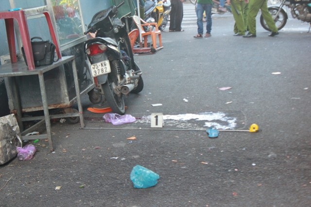 Tin thêm vụ côn đồ vác đại đao chém người ở cầu Trường Tiền Hiện trường vụ truy sát kinh hoàng.