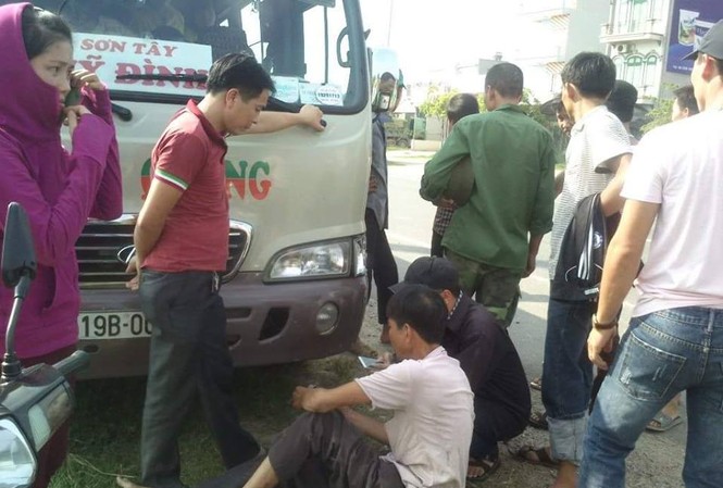 Xe khách kéo lê người đàn ông trên đường gần 10m Hiện trường vụ việc.