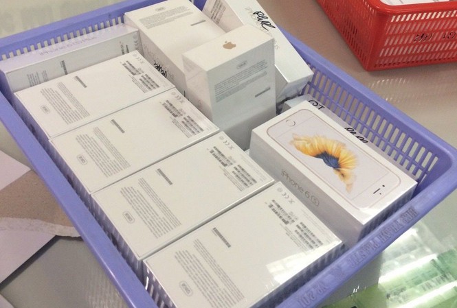 Tạm giữ hàng loạt iPhone 6s và Macbook Pro nghi nhập lậu Lô hàng iphone 6s không có giấy phép nhập khẩu.