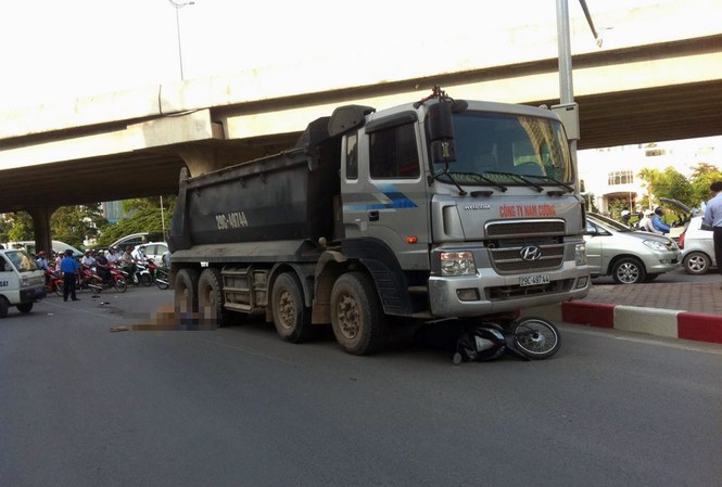 Va chạm với xe ben, nam thanh niên bị cán chết Hiện trường vụ việc.