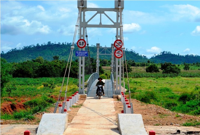 Cầu treo 'treo' cả lối vào Cầu treo được xây dựng ở xã thôn 8 xã Ea Huar.