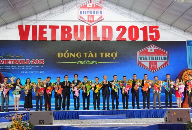 Gần 1.300 gian hàng tham gia tại Vietbuild năm 2015 Ban tổ chức Triển lãm Vietbuild khai mạc trao hoa và cúp cho các doanh nghiệp có gian hàng thiết kế đẹp và ấn tượng tại lễ khai mạc.