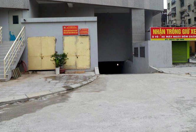 Hà Nội: Bé trai 5 tuổi rơi từ tầng 22 chung cư xuống đất Trước cửa hầm để xe nơi phát hiện cháu bé bị rơi xuống.