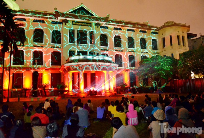 Mãn nhãn với màn trình diễn ánh sáng tại Hà Nội Chương trình do nhóm nghệ sĩ The Core đến từ Berlin (Đức) với những thủ pháp trình chiếu ánh sáng trên nền âm nhạc điện tử của DJ Trí Minh đã tạo nên sự hấp dẫn cho người xem.