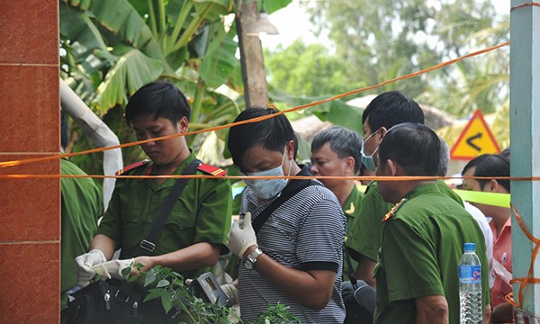 Thảm sát Cần Giuộc: Dao bầu nằm trên cổ nạn nhân? Hiện trường vụ án khiến 3 mẹ con tử vong tại nhà riêng. Ảnh Việt Văn.
