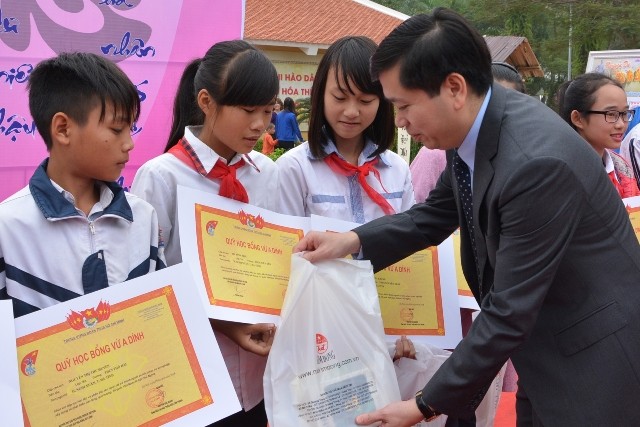Trao 30 suất học bổng cho học sinh nghèo Nghi Xuân Bí thư T.Ư Đoàn Nguyễn Long Hải trao học bổng Vừ A Dính cho học sinh nghèo có hoàn cảnh khó khăn trên địa bàn huyện Nghi Xuân.