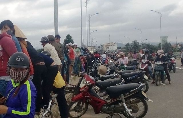 Chạy xe lên cầu, nam thanh niên nhảy sông tự tử Hàng trăm người tụ tập xem lực lượng chức năng tìm kiếm nạn nhân.