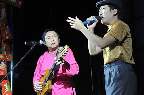Sao Việt kể sự cố chạy show ngày Tết Trường Giang (phải) chạy show miệt mài ngày Tết.