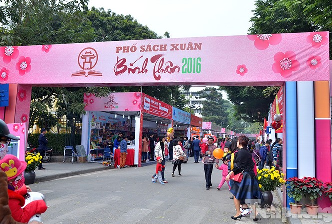 Tưng bừng khai mạc 'Phố Sách Xuân Bính Thân 2016' Sáng nay (10/2), lần đầu tiên sự kiện Phố Sách Xuân Bính Thân đã được tổ chức tại Hà Nội.