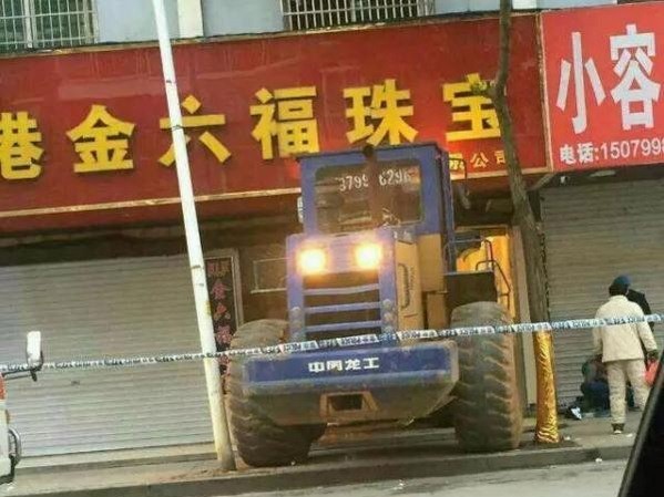 Dùng xe ủi phá cửa tiệm, cướp trang sức Hiện trường vụ việc tan hoang bởi chiếc xe ủi khổng lồ.
