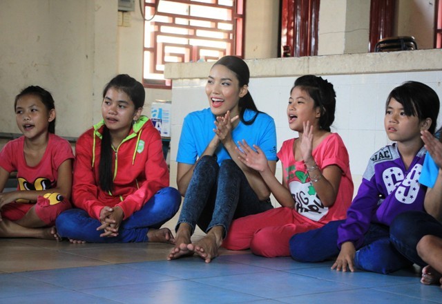 Lan Khuê nô đùa cùng trẻ em lớp học tình thương Lan Khuê nô đùa cùng trẻ em lớp học tình thương