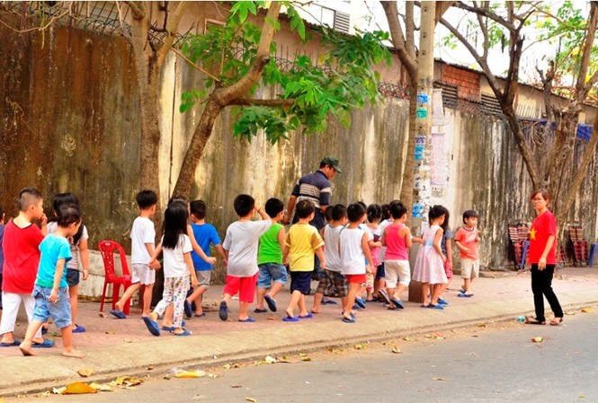 Trường học náo loạn vì báo cháy… giả Giáo viên sơ tán hơn 500 học sinh vì chuông báo cháy.