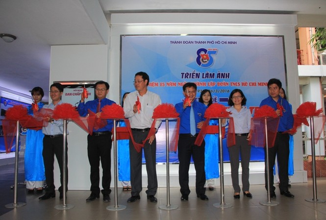 “Bản hùng ca tuổi trẻ” qua ảnh Ban thường vụ Thành đoàn TPHCM cắt băng khai mạc triển lãm