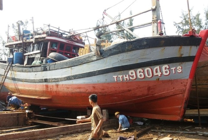 Nổ tàu cá trên biển, 8 ngư dân nhập viện Tàu TTH 94046TS gặp nạn khi chỉ còn cách đất liền vài trăm mét. Ảnh: Ngọc Văn
