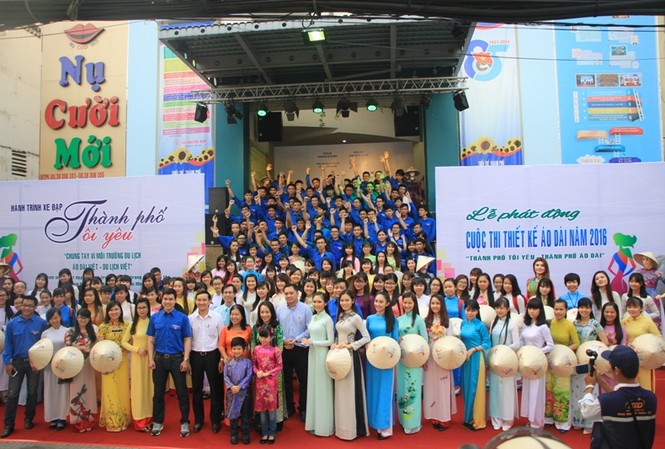 Đạp xe quảng bá áo dài trên đường phố Sài Gòn Gần 250 thành viên tham gia hành trình đạp xe “Áo dài Việt – Du lịch Việt”