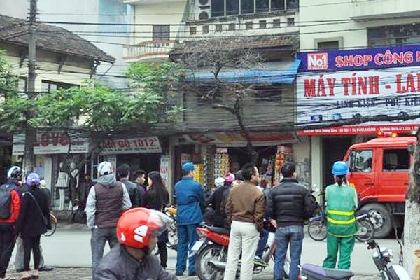 Nhà 2 tầng trong ngõ phát hỏa, khói bốc ngùn ngụt Nhiều người dân đứng theo dõi sự việc.