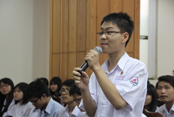 Học sinh mệt mỏi vì thi cử Học sinh đối thoại với lãnh đạo Sở GD&ĐT TPHCM.