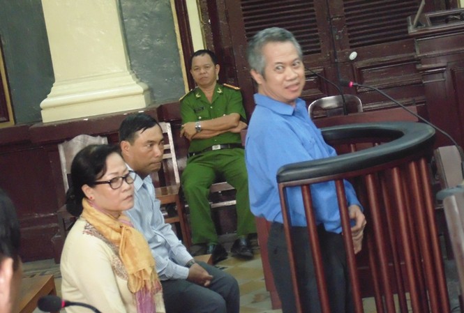 Đề nghị 10 năm tù cho nguyên giám đốc bệnh viện Bưu điện 3 bị cáo tại phiên tòa chiều ngày 28/3. Ảnh: Tân Châu