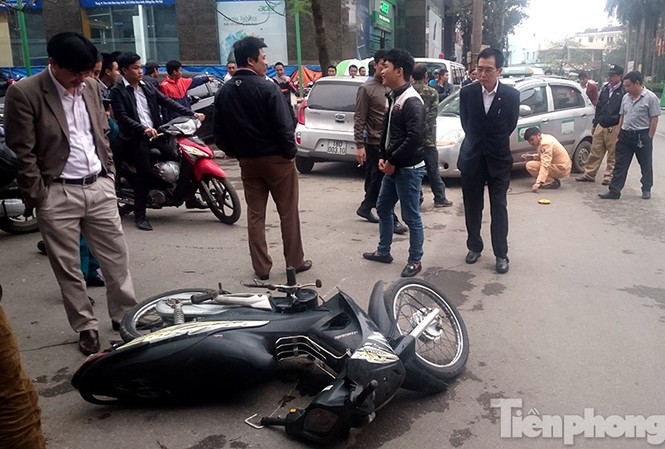 Hà Nội: Taxi đâm liên hoàn nhiều xe máy, ô tô trên phố Hiện trường vụ tai nạn.