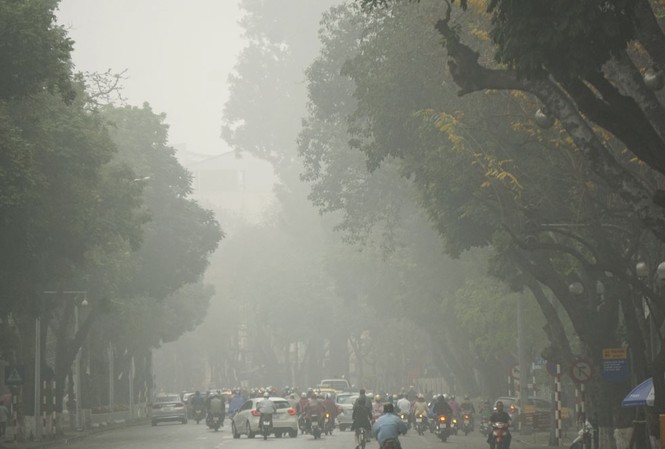 Sương mù dày đặc bao phủ Hà Nội Đường phố chìm trong màn sương mờ trắng xóa từ sáng sớm.