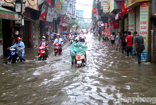 Hà Nội mưa lớn, nhiều tuyến đường chìm trong biển nước Sáng nay, nhiều tuyến đường ở thủ đô Hà Nội chìm trong biển nước khiến các phương tiện di chuyển gặp khó khăn.