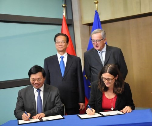 Hai trưởng đoàn đàm phán FTA VN- EU nói chuyện Thủ tướng Nguyễn Tấn Dũng và Chủ tịch Ủy ban châu Âu Jean-Claude Juncker chứng kiến lễ ký kết ngày 2/12/2015 tại Brussels (Bỉ) giữa Bộ trưởng Bộ Công Thương Việt Nam Vũ Huy Hoàng và Cao ủy Thương mại EU Cecilia Malmstrom. Ảnh: An Lê